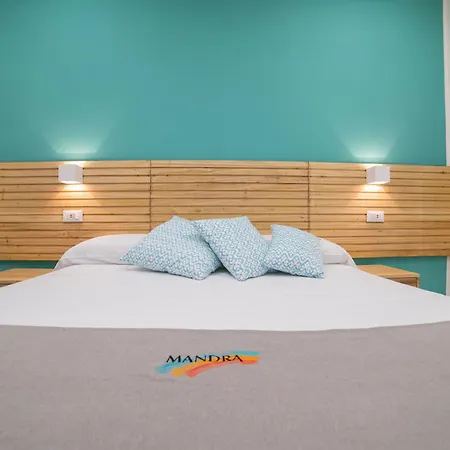 Couette-café Mandra 4*